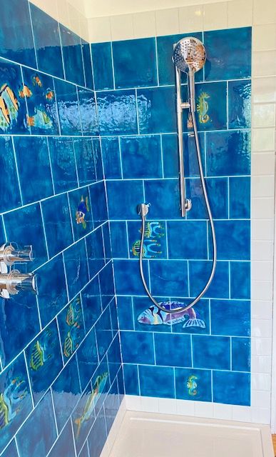 Hand decorated Tropical Fish & Seahorse tiles used as a stunning bathroom tile mural , all watersealed before dispatch so completely safe to use . Fish Bathroom Ideas, Fish Theme Room, Frutiger Aero Bathroom Decor, Underwater Themed Bathroom, Aquatic Bathroom, Aquarium Bathroom, Koi Fish Bathroom Ideas, Frutiger Aero Bathroom, Beachy Bathroom Ideas