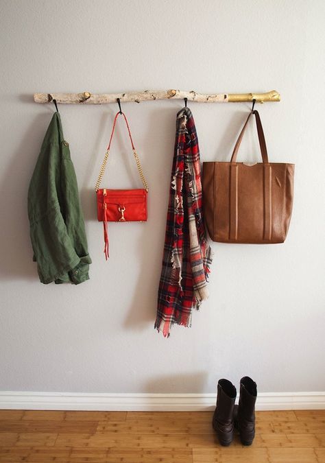 Diy Nature Decor, Ways To Get Organized, Tree Branch Decor, Diy Coat, Diy Wand, Wood Branch, Diy Wall Shelves, Branch Decor, Wall Hanging Diy