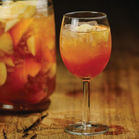 Classic Sangria: This fruity drink from Spain has many variations, but sometimes tradition is the way to go. Red Wine Cocktails, Easy Drinks To Make, Wine Cocktail Recipes, Sangria Cocktail, Brandy Cocktails, Signature Cocktails Wedding, Cocktails To Try, Dry Red Wine, Fruity Cocktails