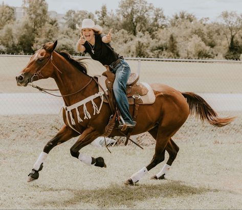 Pics To Take With Your Horse, Barrel Racer Photoshoot, Cowgirl Horse Photoshoot, Western Horse Photoshoot Ideas, Barrel Racing Senior Pictures, Cute Pictures To Take With Your Horse, Western Horse Photoshoot, Horse And Rider Halloween Costumes, Western Horse Pictures