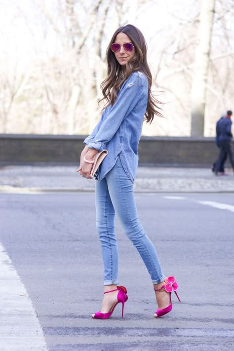 Denim Story. Pink Sandals Outfit, Pink Heels Outfit, Pink Shoes Outfit, Long Denim Shirt, Looks Jeans, Something Navy, Outfit Mujer, Denim Outfit, Outfits Casuales