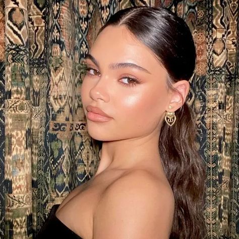 The Coolest Hair Trends to Try for Holiday 2023, From Baby Bows to Braided Buns Ariana Gr, Arianna Greenblatt, Braided Buns, French Twists, Ariana Greenblatt, Holiday Hair, Ariana G, Holiday Hairstyles, How To Pose