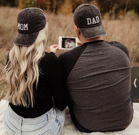 Baby And Engagement Announcement, Announcing Pregnancy Picture Ideas, Pregnancy Announcement Pictures Without Ultrasound, Baby Announcement Idea, Casual Baby Announcement Photo Ideas, Mom Dad Hats Pregnancy Announcement, Mom And Dad Hats Announcement, Gender Reveal Outfit For Mom And Dad, Anouncment Ideas Pregnancy