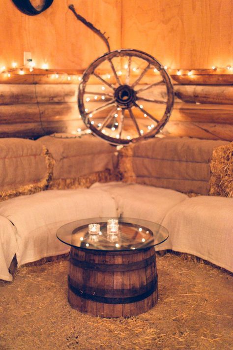 Hay Bale Wedding Decorations, Hay Bale Wedding, Hay Bale Seating, Weddings Country, Western Dance, Dance Decorations, Barn Parties, Western Birthday, Barn Dance