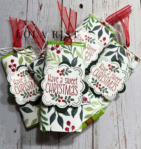 Wrapping Candy Ideas, Wrapped Candy Bar Ideas, Candy Bar Christmas Gifts, Candy Bar Treat Holders, Hershey Bar Christmas Ideas, Chocolate Bar Gift Wrap, Individually Wrapped Christmas Treats, Candy Bar Wrapper Ideas, Candy Bar Christmas Ideas