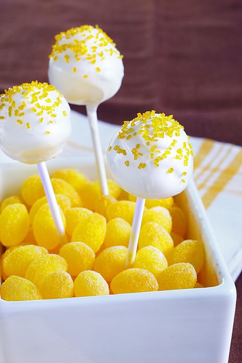 Lemon Cake Pops Recipe, Lemon Cake Pops, Yellow Cake Pops, Lemon Meringue Cake, Meringue Cake, Crumble Cake, Cake Pop Recipe, Cake Mixture, Lemon Meringue Pie