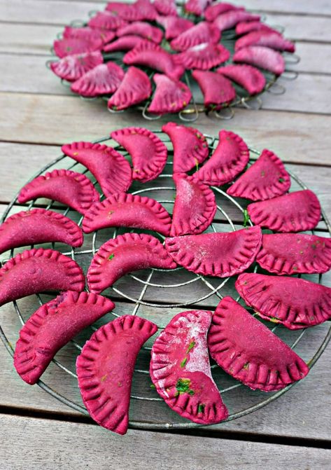 Beet Ravioli, Ravioli With Spinach, Kosice Slovakia, Spinach And Goat Cheese, Beet Pasta, Start Of Fall, Buah Naga, Pink Food, Beet Recipes