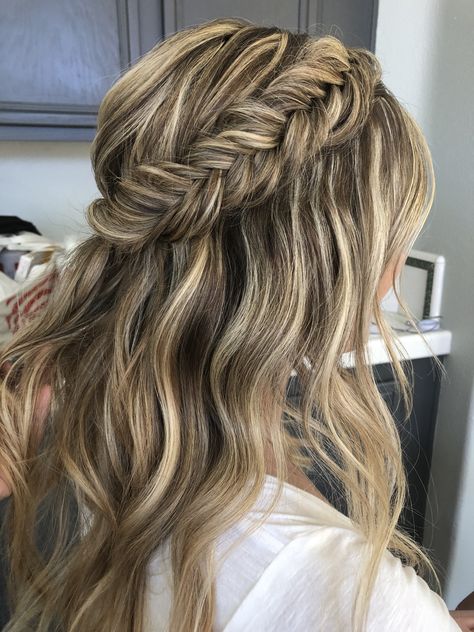 Maternity Photo Hairstyles Long, Hairstyle For Maternity Photoshoot, Maternity Shoot Hairstyles Medium, Maternity Picture Hairstyles, Maternity Picture Hair Ideas, Prom Hairstyles Fishtail Braid, Hairstyle For Maternity Shoot, Fishtail Braid Crown, Maternity Photoshoot Hair