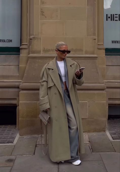 Outfit Milano, Minimalism Clothes, Rome Style, Mantel Outfit, Winter Jacket Outfits, Oversized Trench, Winter Coat Outfits, Oversized Trench Coat, New York Outfits