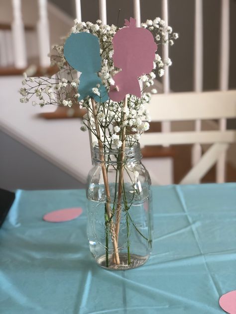 Simple Gender Reveal Table Decor, Gender Reveal Table Ideas, Gender Reveal Ideas Centerpiece, Simple Gender Reveal Centerpieces, Gender Reveal Centrepiece, Centerpieces For Gender Reveal, Gender Reveal Centerpieces Table Decorations, Gender Reveal Decorations Table, Gender Reveal Dinner Table Set Up