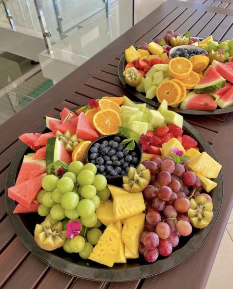 Round Fruit Platter Ideas, Desserts For Winter, Satisfying Pics, Fresh Fruit Bowl, Fruit Platter Designs, Simple Family Meals, Fruit Diet, Fruit Bowls, Healthy Food Dishes