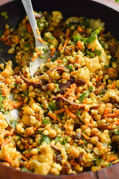 Close up of curried vegan couscous salad. Curried Quinoa Salad, Couscous Salad Vegan, Curried Couscous Salad, Couscous Side Dishes, Curried Salad, Potluck Vegan, Specialty Salads, Salad Couscous, Vegan Couscous