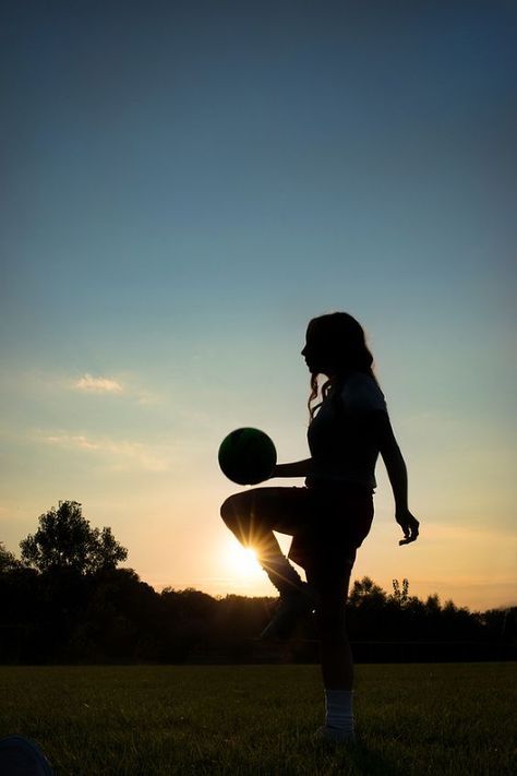 Soccer Profile Pictures, Profile Picture Football, Aesthetic Wall Posters, Cute Soccer Pictures, Soccer Senior Pictures, Girl Football Player, Girl Playing Soccer, Emily Dobson, Sport Vibes