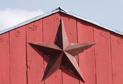 Entryway Decorating, Amish Lifestyle, Amish Barns, Green Barn, Texas Decor, Black Barn, Suburban House, Metal Barn, Metal Star