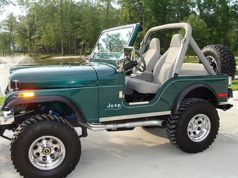 looks like summer Vintage Jeep Wrangler, Jeep Picture Ideas, Wagoneer Jeep Vintage, Old Jeeps Vintage Dream Cars, Picture Ideas Summer, Chevy Crate Engines, Jeep Ika, 80s Jeep Wrangler, 1990s Jeep Wrangler