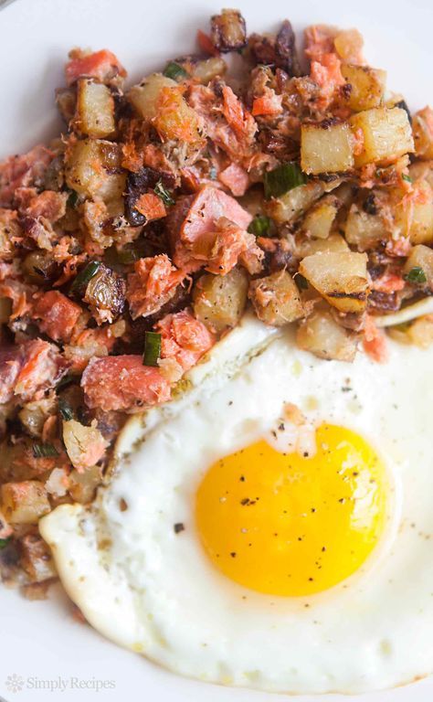 Hash brown potatoes, with smoked salmon, onions, a little sour cream, horseradish, mustard, chives and parsley. On SimplyRecipes.com Salmon Hash Recipe, Salmon For Breakfast, Horseradish Mustard, Salmon Breakfast, Smoked Salmon Recipes, Hash Recipe, Breakfast Hash, Hash Brown, Hash Browns