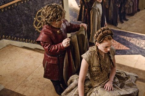 Still of Peter Dinklage and Sophie Turner in Le trône de fer: Game of Thrones (2011) Tyrion And Sansa, Isaac Hempstead Wright, Game Of Thrones Episodes, Game Of Thrones Tv, Peter Dinklage, Lena Headey, Fan Theories, Jaime Lannister, Tyrion Lannister