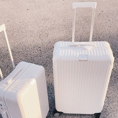 Suitcases Aesthetic, Aesthetic Suitcase, Suitcase Aesthetic, Luggage Aesthetic, White Luggage, F1 Wag, Trip Outfits, Aesthetic White, Fancy Outfits