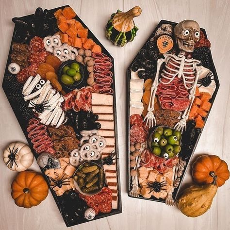 Haunted Mansion Charcuterie Board, Coffin Charcuterie Board, Coffin Charcuterie, Skeleton Charcuterie Board, Halloween Party Decor Ideas, Halloween Platter, Halloween Charcuterie Board, Halloween Themed Snacks, Charcuterie Board Diy