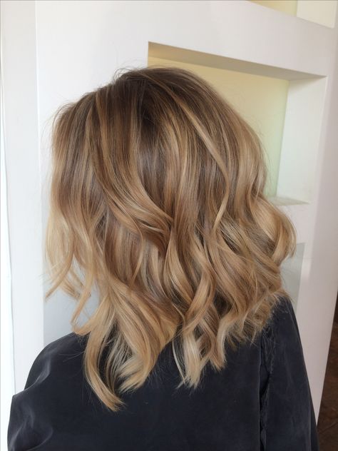 Medium Dark Blonde Hair With Highlights, Dark Roots Blonde Hair Balayage Short Long Bobs, Shoulder Length Honey Blonde Hair, Honey Blonde Hair Medium Length, Golden Honey Blonde Balayage Brunettes, Warm Balayage Blonde, Warm Honey Blonde Highlights, Subtle Strawberry Blonde, Dirty Blonde Bob