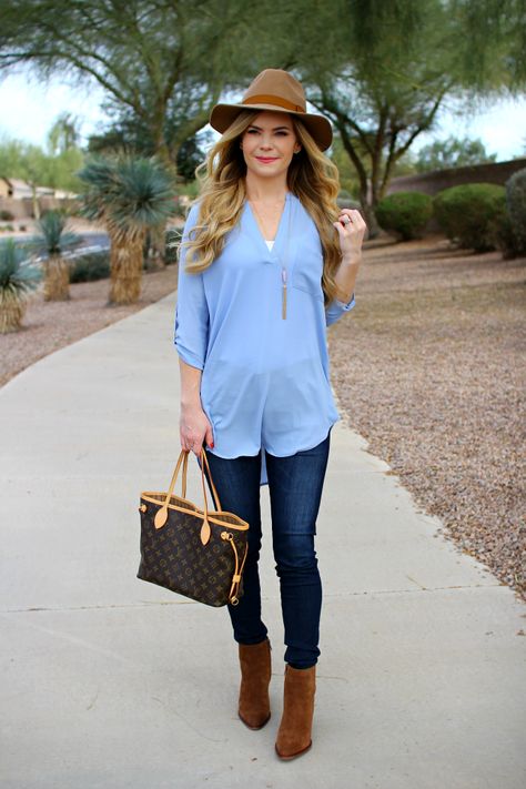 This whole outfit is so cute! Love this blouse and hat in particular. Lv Neverfull Pm Outfit, Neverfull Pm Outfit, Light Blue Blouse Outfit, Blue Handbag Outfit, Slim Jeans Outfit, Lv Neverfull Pm, Blue Blouse Outfit, Blouse Outfit Ideas, Louis Vuitton Outfits