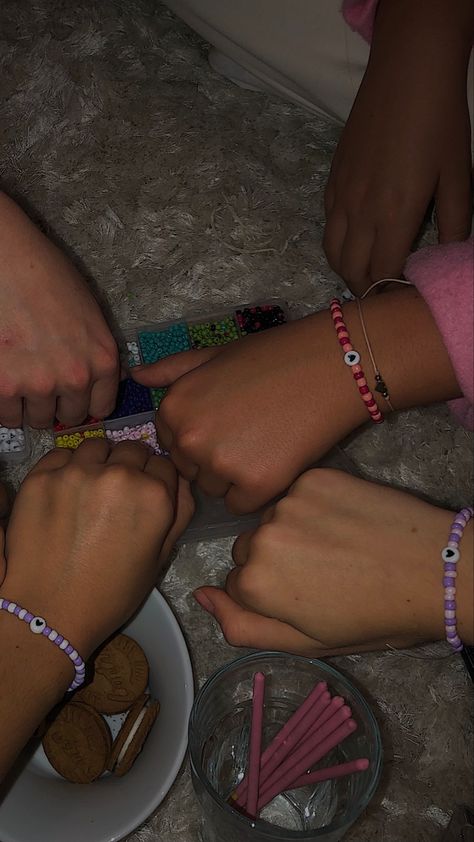 Girl Freindship Aesthetic, Y2k Friendship Bracelet, Friends Bracelets Aesthetic, Sister Bracelet Diy, Friendship Bracelet Aesthetic, Aesthetic Friendship Bracelets, Friendship Bracelets Aesthetic, Friendship Bracelet Knots, Aesthetic Friendship