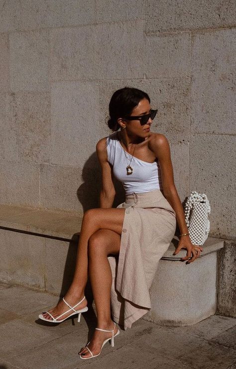 Easy Outfit Ideas, Dress Like A Parisian, Simple Spring Outfits, White Strappy Sandals, Parisian Women, Paris Mode, Easy Outfit, Neue Outfits, Minimal Outfit