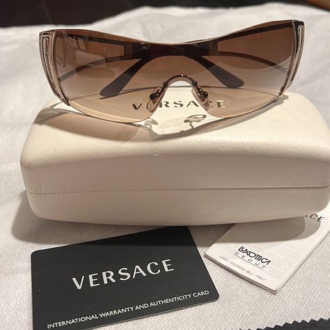 Bnwt Versace Sunglasses. Includes Case, Dust Cloth, Authentication Card Sunglasses Versace, Woman Sunglasses, Designer Sunglasses Aesthetic, Bedazzled Sunglasses, Louis Vuitton Glasses, Pretty Sunglasses, Luxury Glasses, Grunge Accessories, Versace Glasses