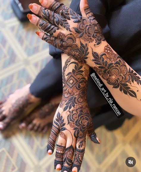 Mehandi Designs Dubai, Mehndi Designs Back Hand Arabic, Mehendi Designs Dubai, Dubai Style Mehndi Design Back, Half Mehndi Design, Stylish Mehndi Designs For Back Hand, Back Hand Mehndi Designs Stylish, Dubai Mehndi Designs, Dark Mehndi