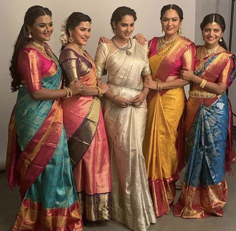 Saree Styles For Friends Marriage, Silk Saree Combinations Color Combos, Saree Combinations Color Combos, Photo Possess, Bridesmaids Shoot, Simple Hairstyle For Saree, Sisters Photography Poses, Marriage Saree, Maharashtrian Bride