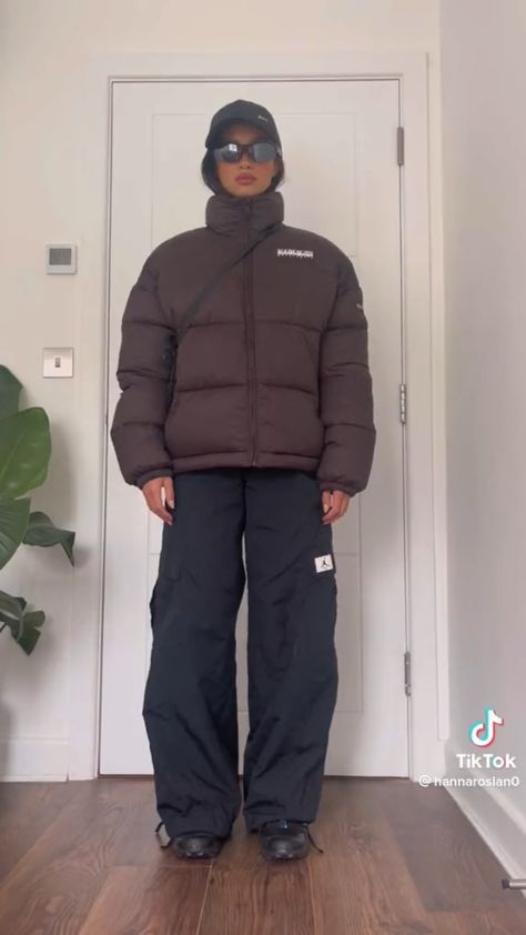 Freezing Weather Outfit, London Outfit Winter, Oversize Outfits, Cold Weather Outfits Winter, Cargo Outfit, Cold Fits, Winter Outfits Cold, London Outfit, Cold Outfits