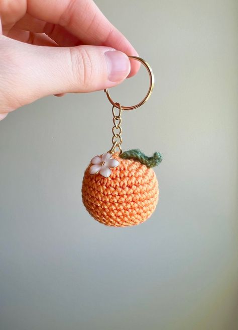 Orange Keychain, Crochet Orange, Crochet Pokemon, Orange Crochet, Daily Accessories, Flower Purses, Crochet Fun, Keychain Handmade, Orange Design