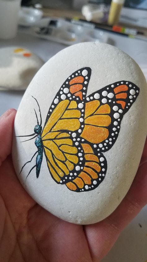 Stones Aesthetic, Garden Rock Art, Rock Painting Tutorial, Diy Rock Art, Mandala Painted Rocks, Painted Rock Animals, Mandala Rock Art, Rock Painting Ideas, Rocks Painted