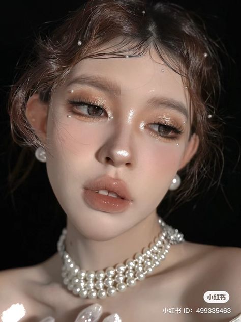 Prom Brown Makeup, Makeup Looks Gold Dress, Makeup Pearls Make Up, Cute Pearl Makeup, Peal Makeup, Black Theme Makeup, Makeup Dinner Night, Gold And Pearl Makeup, Pearl Makeup Douyin