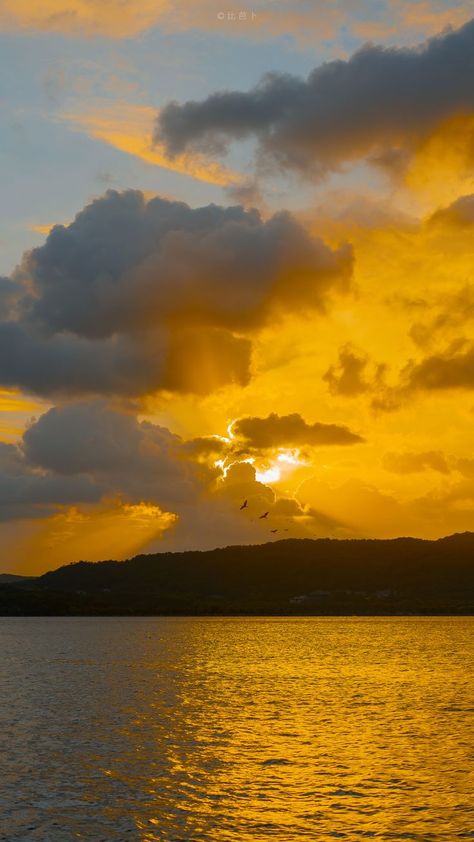 Sunny Clouds Aesthetic, Sunny With Clouds, Sunny Sky Aesthetic, Sunny Core, Sun Through Clouds, Sky Scapes, Sunny Aesthetic, Sunny Clouds, Sun Background