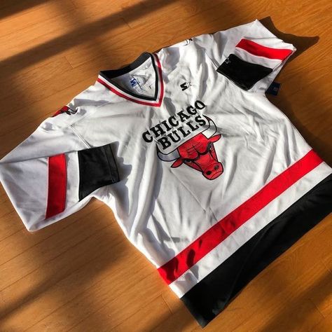 Chicago Bulls Outfit, Streetwear Jersey, Bulls Jersey, Naruto Clothing, Vintage Detroit, Detroit Red Wings Hockey, Red Wings Hockey, Vintage Sportswear, Streetwear Clothing