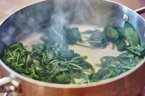 How To Quickly Cook Spinach on the Stovetop Cooked Spinach Recipes, Frozen Spinach Recipes, Cook Spinach, Cook Fresh Spinach, Boiled Spinach, Cooking Spinach, Veggie Side Dish Recipes, Fall Cooking, Sauteed Spinach