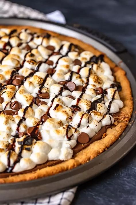 Dessert Pizza Recipe Easy, Easy Dessert Pizza, Dessert Pizza Recipe, Nutella Pizza, Easy Smores, Pizza Sugar Cookie, Dessert Pizza Recipes, Sweet Pizza, Easy S