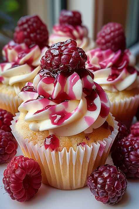 Raspberry Cheesecake Cupcakes - MmmRecipes : Easy and Delicious Recipes Pretty Baking Ideas, Cupcake Cheesecake Recipes, Raspberries Desserts, Cheesecake Stuffed Cupcakes, Raspberry Filled Cupcakes Easy, Vanilla And Raspberry Cupcakes, Cupcakes Recipes Easy, Raspberry Cheesecake Cupcakes, Heavenly Raspberry Cheesecake Cupcakes