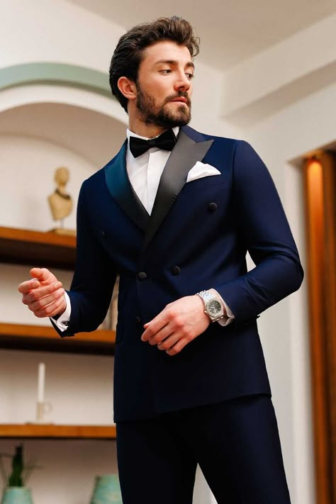 Embrace the classic allure of our navy double-breasted tuxedo 2-piece ensemble. With its commanding 6-button blazer, peak lapels, and double vents, this suit exudes elegance and ensures a polished and dapper look. #tuxedo #navytuxedo #groom #navyslimfittuxedo #elegantstyle #sophisticatedlook #formalattire #refinedluxury #weddingattire Mens Tuxedo Styles Formal Wear, Tucsido For Man, 6 Button Suit Mens Fashion, Stylish Tuxedo For Men, Navy Tuxedo Wedding, Tuxedo For Men Wedding, Indian Wedding Suits Men, Designer Tuxedo, Green Wedding Suit