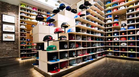 Hat Club Soho (New York) - a tidy modular display. I like the stair-steps...sort of like one of those Japanese storage staircases. Hat Display Ideas, Boutique Layout, Hat Displays, Diy Hat Rack, Cap Storage, Japanese Storage, Batting Cage, Cap Store, Custom Fitted Hats