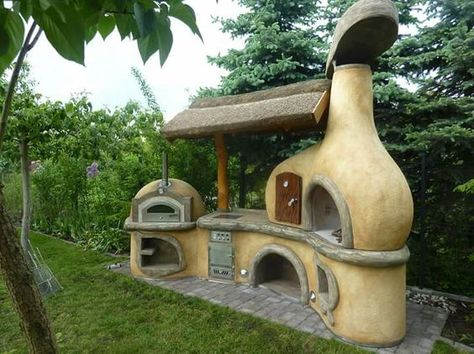 Ofen Cob Kitchen Ideas, Cob Shed, Aircrete Homes, Bohemian Bungalow, Cob Oven, Cob Building, Natural Building Materials, Earthship Home, Outdoor Oven