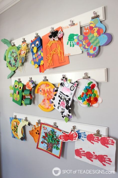 Toddler Art Display Ideas, Family Photos And Art Gallery Wall, Diy Art Hanging System, Art Gallery Room Ideas, Hanging Kids Art On The Wall, How To Display Kids Artwork, How To Hang Art On Wall, Toddler Gallery Wall, Hang Kids Artwork