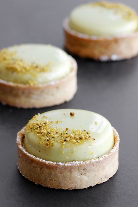 Infinite pistachio tartelette Pistachio Tartlet, Pistachio Tarts, Fancy Pistachio Dessert, Napkin Doodles, Pistachio Tartelette, Pistachio Strawberry Tart, Vegan Pistachio Tart, Pistachio Tart, Patisserie Fine