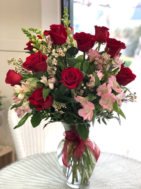 Rose Flower Arrangements Vases, Roses Bouquet In Vase, Elizabethcore Aesthetic, Natural Flower Centerpieces, Red Roses In Vase, Valentines Day Floral Arrangements, Valentines Arrangements, Valentine Day Aesthetic, Christmas Floral Arrangements Diy