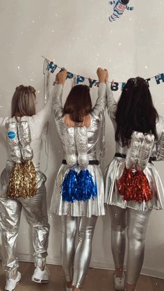 Space Themed Costumes Women, Out Of Space Costumes, Space Outfit Ideas Party, Space Dress Up Day, Discoball Costumes, Kostüm Space Girl, Ideas Disfraz Carnaval, Galaxy Party Outfit, Carnaval Ideas Outfit