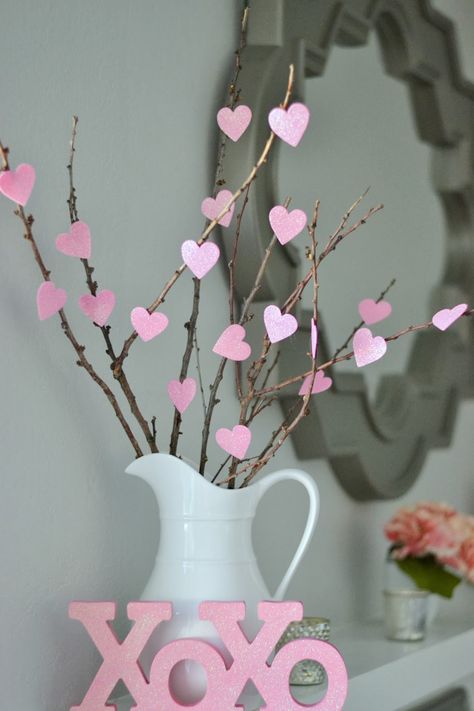 Money Hip Mamas: Cute (and Cheap!) DIY Valentine's Day Decorations Valentine Craft Gifts, Selamat Hari Valentine, Diy Valentine's Day Decorations, Diy Valentines Decorations, Dekor Diy, Diy Valentine, Diy Valentines Crafts, Diy Centerpieces, Sweet Valentine