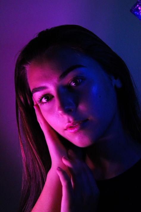 Led Light Photoshoot Ideas, Neon Photoshoot, Colorful Portrait Photography, Neon Photography, Photo To Art, Headshot Poses, Photographs Of People, Photoshoot Themes, Face Photo