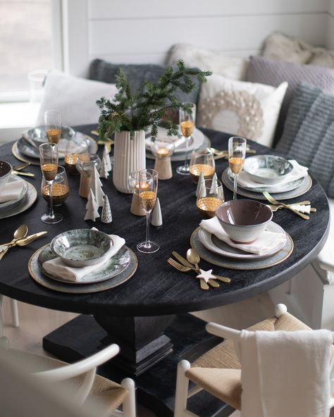 Dining room inspiration, check out how I paired a dark round dining table with pale natural wood chairs for a comfortable but stylish look. Black Dining Table Decor, Beach House Dining Room, Round Table Settings, Black Dining Table Set, Round Dining Table Decor, Black Round Table, Round Dinner Table, Black Round Dining Table, Table Settings Everyday