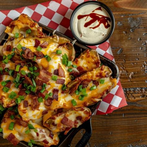 Master the art of making TGI Friday's famous potato skins at home! Easy, delicious, perfect for snacks or parties. Tgif Potato Skins Recipe, Tgi Fridays Recipes, Potato Skins Recipe, Loaded Potato Skins, Potatoe Skins Recipe, Tgi Fridays, Bacon Potato, Potato Skin, Idaho Potatoes